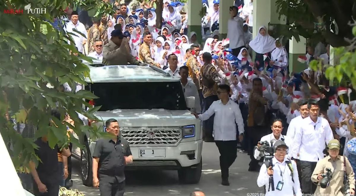 Pelajar SMPN 4 Bekasi Sambut Prabowo dengan Histeris