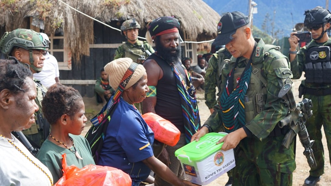 Jenderal Yudha Airlangga Kunjungi Basis KKB dan Layani Warga